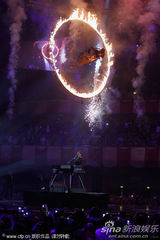 组图：艾莉西亚-凯斯黑衣自弹自唱致敬惠特尼