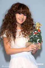 幻灯图集：杨丞琳长卷发似洋娃娃 白蕾丝裙可爱