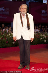 组图：《硬纸盒小镇》首映 导演埃曼诺牵爱妻亮相