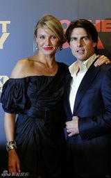 幻灯图：克鲁斯西班牙秀恩爱 迪亚兹火爆身材成焦点