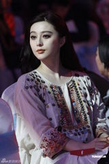 组图：范冰冰亮相慈善盛典 杨受成主动互换号码