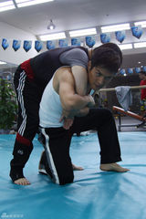 高清：严宽演燕青刻苦练摔跤 连番过招身手敏捷