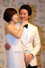 组图：郑俊浩举行婚前记者会 与未婚妻含情脉脉对视