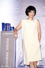 幻灯图：张艾嘉穿小洋装秀肌肤 再接代言高雅现身 