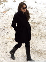 组图：朱莉片场造型干练 和皮特雪地相拥难舍难分