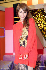 组图：萧亚轩上瑶瑶节目宣传新碟 自曝不爱大胸