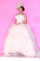 组图：吴千语首走婚纱秀坦言享受浪漫气氛