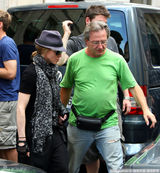 高清图：麦当娜片场霸气十足似老板 一双儿女探班