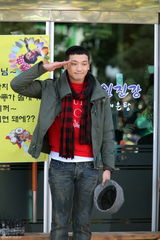 高清组图：韩星Rain剃发入伍腼腆可爱 千名粉丝送行