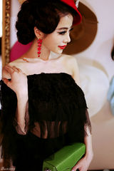 组图：袁颖芬时尚写真 长卷发披肩女人味