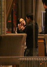 高清：姚晨新戏杀青送礼不手软 与宁财神逛胡同