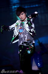 组图：李宇春深圳开唱High翻全场