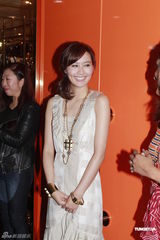 组图：汪诗诗出席新店开幕礼 力挺甄子丹认真专业