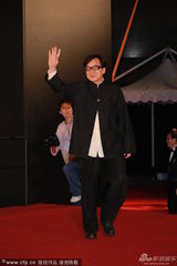 组图：成龙大哥压轴现身 挥手浅笑亲和力十足