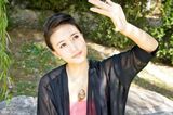 组图：阎娜户外写真 阳光下展清新熟女范