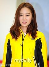 组图：孔孝真休闲装出席品牌活动 笑容明朗