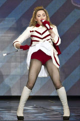 组图：麦当娜挑逗肌肉男上演致命诱惑