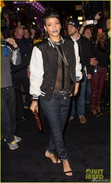 组图：蕾哈娜蓝嘴唇亮相派对 透视装半乳隐现