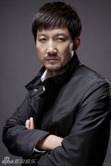 组图：李崇霄写真大叔范儿十足 《李春天》幽默演出