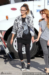 组图：阿尔芭片场头顶烈日 衣着休闲素颜出镜