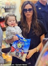 组图：贝嫂与女儿母女装抢镜 小七穿黑色斗篷卖萌