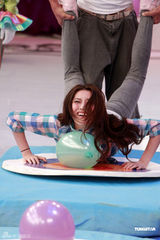 幻灯图：米雪等上节目胸爆气球 暧昧游戏姿势引遐想