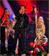 组图：罗宾献唱换女搭档 称不再与麦莉合唱