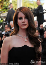 组图：歌手拉娜德雷黑裙亮相 波浪卷发青春性感