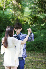 组图：胡夏拍《傻瓜探戈》MV 搂美女舞伴热舞