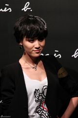 幻灯图：叶一茜钟楚红秀场竞艳 中性装扮潮范儿足