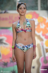 组图：Jessica C比基尼秀美胸俏臀 自曝找到新对象