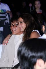 组图:成龙做慈善享艳福 与双冰热聊与女星贴面