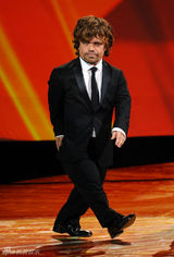 组图：艾美奖现场 彼得-丁拉基获剧情类男配角奖