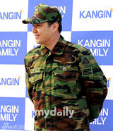 组图：SuperJunior强仁今日退伍 利特等到场祝贺