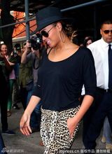 组图：碧昂斯豹纹裤配粉红高跟 产后恢复好身材