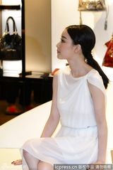 组图：倪妮白裙代言气质优雅宛若女神