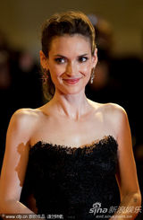 组图：《冰人》首映 薇诺娜-赖德黑裙衬白嫩美胸