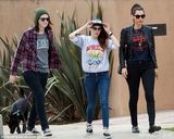 组图：暮光女休闲装外出遛狗 笑容爽朗心情好