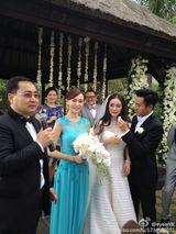 组图：杨幂刘恺威大婚 新婚夫妻当众甜蜜亲吻