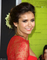 组图：妮娜-杜波夫性感红裙美艳亮相