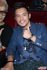 组图：范逸臣发新专辑 被泳装美女“左右夹击”