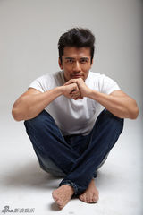 组图：唐文龙拍居家系写真 随性自然秀熟男风范