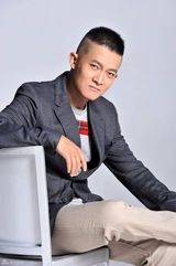 组图：杨志刚儒雅写真深似蓝海浓如烈火