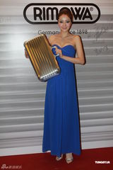 组图：熊黛林蓝色低胸礼服性感亮相 秀丰满美胸