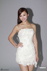 组图：港姐高海宁性感出镜 低胸红装秀浑圆半球