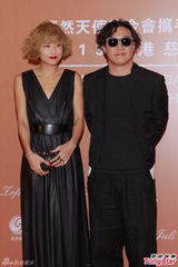 群星闪耀嫣然基金晚宴 王菲旗袍装与李亚鹏恩爱