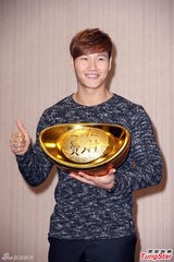 组图：金钟国穿中国传统服装 贴身抱女粉丝