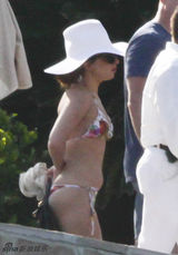 组图：LadyGaga狂甩赘肉 碎花比基尼清凉度假