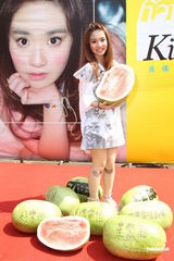 组图：陈芳语首辑庆功签唱 自曝狂爱贺军翔