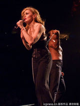 组图：麦当娜上演限制级 边跳边脱蹭猛男